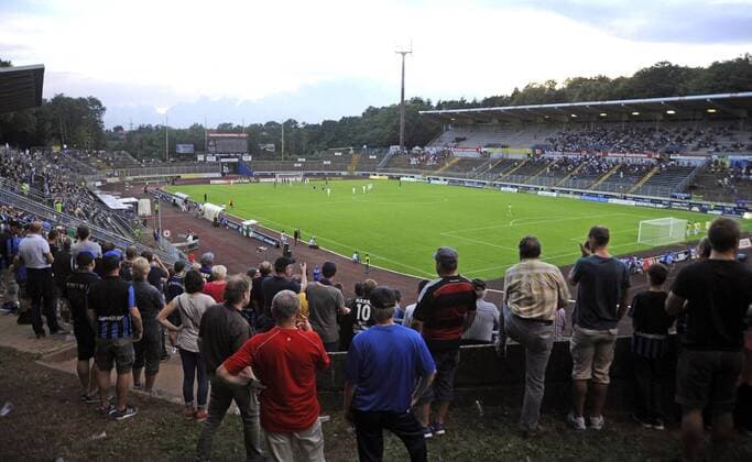 Fußball, Stadiongeschichte 1. FC Saarbrücken Die Mannschaft des 1. FC Saarbrücken trifft am Freitag (14.08.2015) im Saarbrücker Ludwigsparkstadion. Das Spiel endet mit 1:0 für den Gastgeber.