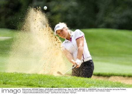 Aug. 15, 2015 - BROOKE M. HENDERSON hits out of the bunker during the Portland Classic at the Columbia Edgewater Country Club in Portland, OR on August 15, 2015. LPGA Golf Damen - 2015 Portland Classic - ZUMAb135
