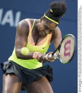 Serena Williams of the United States returns the ball against Belinda Bencic of Switerland during their semifinal match of women s singles at the 2015 Rogers Cup in Toronto, Canada, August 15, 2015. Serena Williams lost 1-2. ) (SP)CANADA-TORONTO-TENNIS-ROGERS CUP-WOMEN S SINGLES ZouxZheng 
