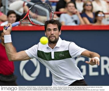 Jeremy Chardy of France returns the ball against Serbia s Novak Djokovic during their semifinal match of men s singles at the 2015 Rogers Cup in Toronto, Canada, August 15, 2015. Jeremy Chardy lost 0-2. ) (SP)CANADA-TORONTO-TENNIS-ROGERS CUP-MEN S SINGLES SEMIFINALS AndrewxSoong 