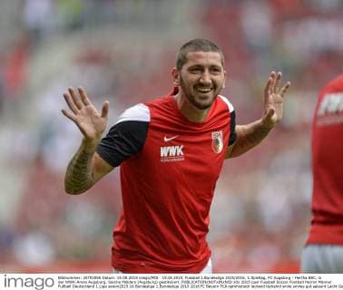 15.08.2015, Fussball 1.Bundesliga 2015 2016, 1.Spieltag, FC Augsburg - Hertha BSC, in der WWK-Arena Augsburg, Sascha Mölders (Augsburg) gestikuliert. 