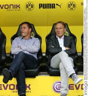 Samstag 15.08.2015, Saison 2015 2016, 1. Bundesliga, 1. Spieltag im Dortmunder Signal Iduna Park, BVB Borussia Dortmund - VfL 1900 Borussia Mönchengladbach, Michael Zorc (BVB, Manager) und Hans-Joachim Watzke (BVB, Vorsitzender der Geschäftsführung) unterhalten sich auf der Trainerbank mit verschränkten Armen, v.l.