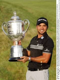 Jason Day, of Australia, holds the Wannamaker trophy after shooting a 20-under-par 268 to win the 97th PGA Golf Herren Championship at Whistling Straits on August 16, 2015 in Kohler, Wisconsin.  FPX2015081614 FRANKxPOLICH
