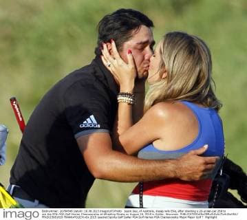 Jason Day, of Australia, kisses wife Ellie, after shooting a 20-under-par 268 to win the 97th PGA Golf Herren Championship at Whistling Straits on August 16, 2015 in Kohler, Wisconsin.  FPX2015081619 FRANKxPOLICH