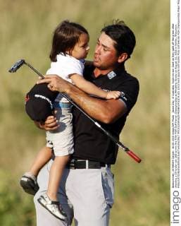 Jason Day, of Australia, holds his son Dash as they walk off the green after shooting a 20-under-par 268 to win the 97th PGA Golf Herren Championship at Whistling Straits on August 16, 2015 in Kohler, Wisconsin.  FPX2015081620 FRANKxPOLICH