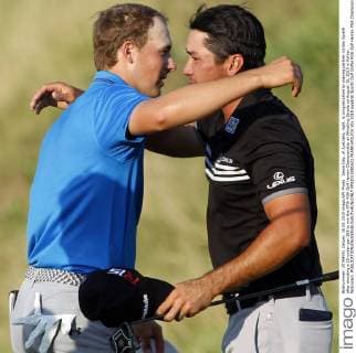 Jason Day, of Australia, right, is congratulated by playing partner Jordan Spieth after shooting a 20-under-par 268 to win the 97th PGA Golf Herren Championship at Whistling Straits on August 16, 2015 in Kohler, Wisconsin.  FPX2015081622 FRANKxPOLICH