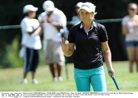 Aug. 16, 2015 - BROOKE HENDERSON waves to the crowd during the Portland Classic at the Columbia Edgewater Country Club in Portland, OR on August 16, 2015. LPGA Golf Damen - 2015 Portland Classic - ZUMAb135