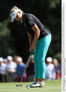Aug. 16, 2015 - BROOKE HENDERSON putts during the Portland Classic at the Columbia Edgewater Country Club in Portland, OR on August 16, 2015. LPGA Golf Damen - 2015 Portland Classic - ZUMAb135