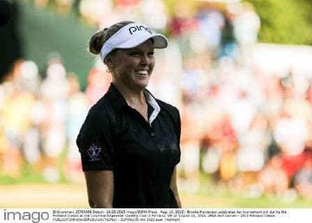 Aug. 16, 2015 - Brooke Henderson celebrates her tournament win during the Portland Classic at the Columbia Edgewater Country Club in Portland, OR on August 16, 2015. LPGA Golf Damen - 2015 Portland Classic - ZUMAb135
