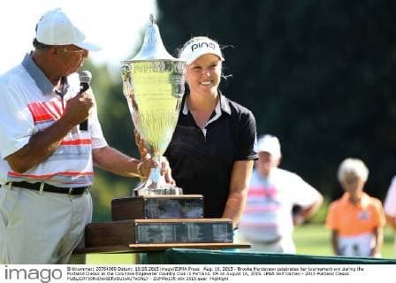 Aug. 16, 2015 - Brooke Henderson celebrates her tournament win during the Portland Classic at the Columbia Edgewater Country Club in Portland, OR on August 16, 2015. LPGA Golf Damen - 2015 Portland Classic - ZUMAb135