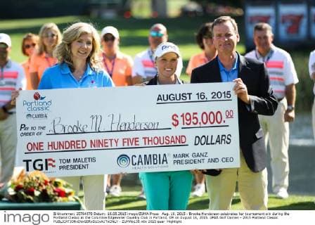 Aug. 16, 2015 - Brooke Henderson celebrates her tournament win during the Portland Classic at the Columbia Edgewater Country Club in Portland, OR on August 16, 2015. LPGA Golf Damen - 2015 Portland Classic - ZUMAb135