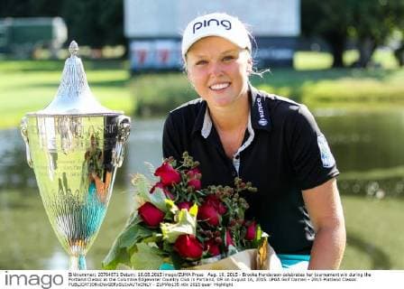 Aug. 16, 2015 - Brooke Henderson celebrates her tournament win during the Portland Classic at the Columbia Edgewater Country Club in Portland, OR on August 16, 2015. LPGA Golf Damen - 2015 Portland Classic - ZUMAb135