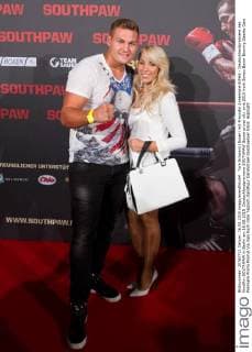 Tom Schwarz (Boxer) mit Freundin Annemarie Eilfeld - Deutschlandpremiere des Kinofilm SOUTHPAW in Berlin am 16.08.2015. Deutschlandpremiere SOUTHPAW