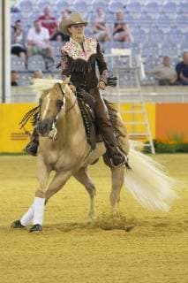 Doppel Junioren Europameisterin Gina Maria SCHUMACHER, Aktion, Einzelaktion, bei einer schnellen Drehung. Die Tochter von Corinna und Michael Schumacher, praesentiert vor dem Wettbewerb die Pruefung. In Westeinkleidung mit Cowboy-Hut. Reining, R1, Teamwertung, am 14.08.2015 FEI Europameisterschaften 2015 in Aachen Deutschland vom 11.08. - 23.08.2015. Â