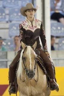 Doppel Junioren Europameisterin Gina Maria SCHUMACHER, Aktion, Einzelaktion, im Schritt. Die Tochter von Corinna und Michael Schumacher, praesentiert vor dem Wettbewerb die Pruefung. In Westeinkleidung mit Cowboy-Hut. Reining, R1, Teamwertung, am 14.08.2015 FEI Europameisterschaften 2015 in Aachen Deutschland vom 11.08. - 23.08.2015. Â