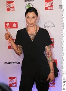 Steht auf Pferdestärken und Motorengeräusche und Tattoos: Autoexpertin Lina van de Mars Verleihung des Sport BILD-Award 2015 in der Fischauktionshalle im Hamburg Hamburg 17. 08. 2015 Hamburg
