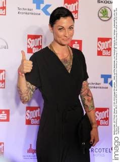 Steht auf Pferdestärken und Motorengeräusche und Tattoos: Autoexpertin Lina van de Mars Verleihung des Sport BILD-Award 2015 in der Fischauktionshalle im Hamburg Hamburg 17. 08. 2015 Hamburg