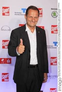 Daumen hoch für Hamburgs Olympiabewerbung: DOSB-Chef Alfons Hörmann Verleihung des Sport BILD-Award 2015 in der Fischauktionshalle im Hamburg Hamburg 17. 08. 2015 Hamburg