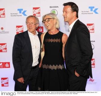 Bernd und Almuth Wehmeyer mit Freddy Bobic Verleihung des Sport BILD-Award 2015 in der Fischauktionshalle im Hamburg Hamburg 17. 08. 2015 Hamburg