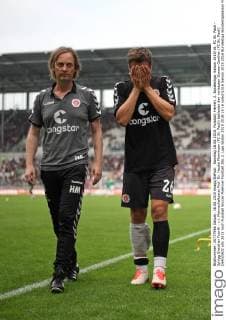 Sonntag 16.08.2015, Fussball, Herren, 2. Bundesliga, Saison 2015 16, FC St. Pauli - SpVgg Greuther Fuerth : v.l. Mannschaftsarzt Prof. Dr. Hauke Mommsen (FC St. Pauli) bekleidet den verletzten Soeren Gonther (FC St. Pauli) DeFodi502