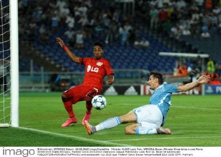 Miroslav KLOSE Lazio Palo, WENDELL Bayer. Miroslav Klose takes a post Roma 18-08-2015 Stadio Olimpico, Football Calcio 2015 2016 Champions League Preliminary Lazio Rom vs. Bayer 04 Leverkusen andreaxstaccioli