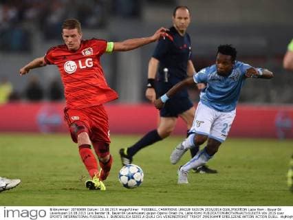 FUSSBALL CHAMPIONS LEAGUE SAISON 2015 2016 QUALIFIKATION Lazio Rom - Bayer 04 Leverkusen 18.08.2015 Lars Bender (li, Bayer 04 Leverkusen) gegen Ogenyi Onazi (re, Lazio Rom) 