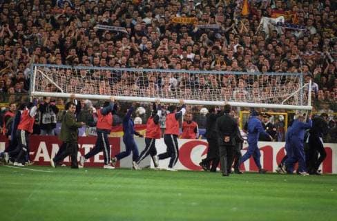 Spielabbruch Torfall bei Real Madrid fotografiert am 01.04.1998 in Madrid Fußball International Real Madrid