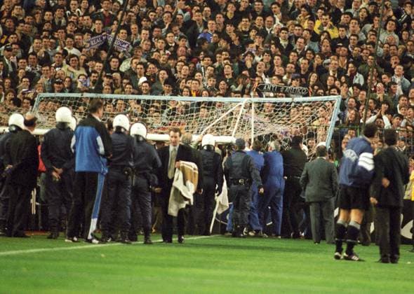 Spielabbruch Torfall bei Real Madrid fotografiert am 01.04.1998 in Madrid Fußball International Real Madrid