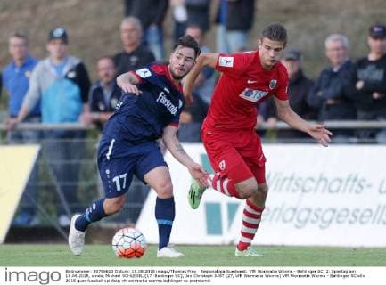 Regionalliga Suedwest: VfR Wormatia Worms - Bahlinger SC, 2. Spieltag am 18.08.2015, xmdx, Michael SCHLEGEL (17, Bahlinger SC), Jan Christoph JUST (27, VfR Wormatia Worms) VfR Wormatia Worms - Bahlinger SC