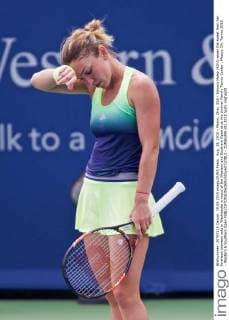 Aug. 19, 2015 - Mason, Ohio, USA - Simona Halep (ROU) wipes the sweat from her forehead between sets in Wednesday s round of the Western and Southern Open at at the Lindner Family Tennis Center , Mason, Oh. Tennis 2015 - Western & Southern Open - ZUMAs304