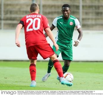 Leverkusen v.l. Joel Abu Hanna ( 20, Bayer Leverkusen) lauft auf Biade Antebe ( 6, Fortuna Düsseldorf) zu Bayer 04 Leverkusen U19 - Fortuna Duesseldorf U19, Fußball, A-Junioren-Bundesliga-West, 2. Spieltag,19.08.2015 Copyright: Deutzmannx xEibner-Pressefoto EP_cdn