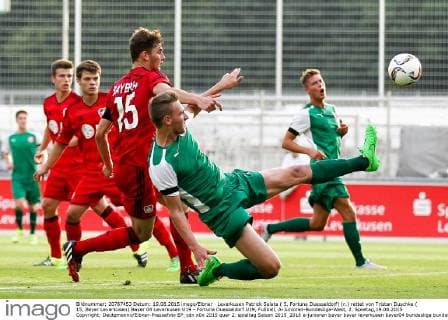 Leverkusen Patrick Salata ( 5, Fortuna Duesseldorf) (r.) rettet von Tristan Duschke ( 15, Bayer Leverkusen) Bayer 04 Leverkusen U19 - Fortuna Duesseldorf U19, Fußball, A-Junioren-Bundesliga-West, 2. Spieltag,19.08.2015 Copyright: Deutzmannx Eibner-Pressefoto EP_cdn