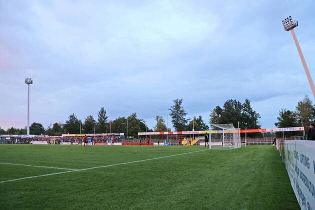 Reutlingen Ein Abendspiel ohne Fluchlicht war das Pokal Spiel, SSV Reutlingen. Einen Vorteil hatte es, man konnte einen schoenen Sonnenuntergang beobachten neben einem doch eher langweiligen Pokalspiel SSV Reutlingen, Fussball, WFV Verbandspokal, 19.08.2015 Copyright: Fudischx xEibner-Pressefoto EP_pfh