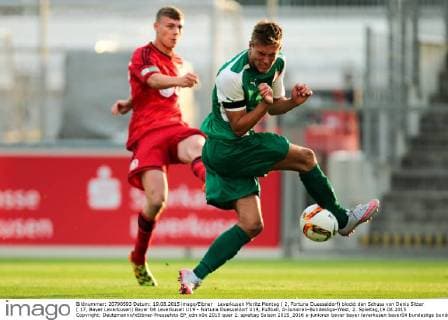 Leverkusen Moritz Montag ( 2, Fortuna Duesseldorf) blockt den Schuss von Denis Sitter ( 17, Bayer Leverkusen) Bayer 04 Leverkusen U19 - Fortuna Duesseldorf U19, Fußball, A-Junioren-Bundesliga-West, 2. Spieltag,19.08.2015 Copyright: Deutzmannx xEibner-Pressefoto EP_cdn