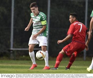 19.08.2015 - Fussball - Saison 2015 2016 - A-Junioren U19 - Bundesliga Süd Südwest - 02. Spieltag: SpVgg Greuther Fürth - FC Bayern München - - Dominik Schad (3, SpVgg Greuther Fürth , links ) gegen Yousef Emghames (7, FC Bayern München , rechts )