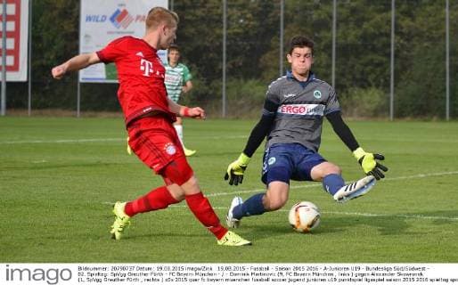 19.08.2015 - Fussball - Saison 2015 2016 - A-Junioren U19 - Bundesliga Süd Südwest - 02. Spieltag: SpVgg Greuther Fürth - FC Bayern München - - Dominik Martinovic (9, FC Bayern München , links ) gegen Alexander Skowronek (1, SpVgg Greuther Fürth , rechts )