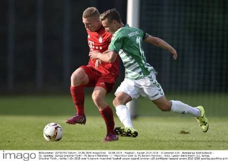 19.08.2015 - Fussball - Saison 2015 2016 - A-Junioren U19 - Bundesliga Süd Südwest - 02. Spieltag: SpVgg Greuther Fürth - FC Bayern München - - Maximilian Dick (2, FC Bayern München , links ) gegen David Raum (11, SpVgg Greuther Fürth , rechts )