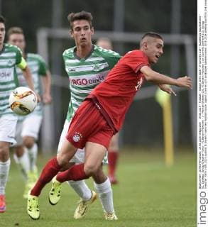 19.08.2015 - Fussball - Saison 2015 2016 - A-Junioren U19 - Bundesliga Süd Südwest - 02. Spieltag: SpVgg Greuther Fürth - FC Bayern München - - Meritan Shabani (10, FC Bayern München ) vor Dominik Sollfrank (13, SpVgg Greuther Fürth )