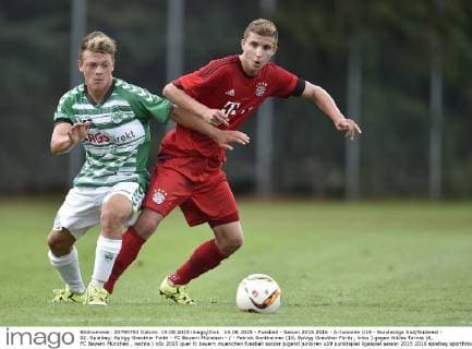 19.08.2015 - Fussball - Saison 2015 2016 - A-Junioren U19 - Bundesliga Süd Südwest - 02. Spieltag: SpVgg Greuther Fürth - FC Bayern München - - Patrick Sontheimer (10, SpVgg Greuther Fürth , links ) gegen Niklas Tarnat (6, FC Bayern München , rechts )
