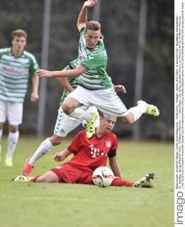 19.08.2015 - Fussball - Saison 2015 2016 - A-Junioren U19 - Bundesliga Süd Südwest - 02. Spieltag: SpVgg Greuther Fürth - FC Bayern München - - David Raum (11, SpVgg Greuther Fürth ) vor Marco Friedl (3, FC Bayern München )