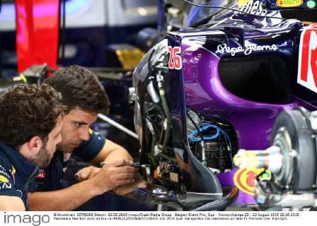 Belgian Grand Prix, Spa - Francorchamps 20 - 23 August 2015 20.08.2015 - Mechanics Red Bull work on the car 