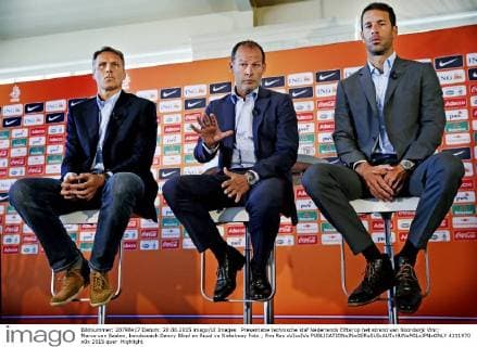 Presentatie technische staf Nederlands Elftal op het strand van Noordwijk Vlnr; Marco van Basten, bondscoach Danny Blind en Ruud va Nistelrooy Foto ; Pim Ras xVIxxIVx 4211970