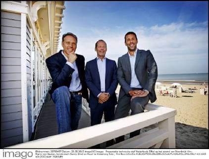Presentatie technische staf Nederlands Elftal op het strand van Noordwijk Vlnr; Marco van Basten, bondscoach Danny Blind en Ruud va Nistelrooy Foto ; Pim Ras xVIxxIVx 4211985