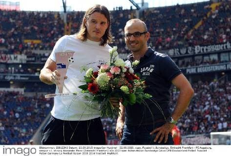 22.08.2015, xpsx, Fussball 1.Bundesliga, Eintracht Frankfurt - FC Augsburg, emspor v.l. ehrung Alexander Meier (Eintracht Frankfurt)