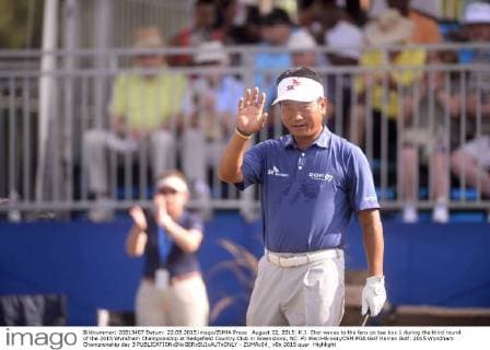 August 22, 2015: K.J. Choi waves to the fans on tee box 1 during the third round of the 2015 Wyndham Championship at Sedgefield Country Club in Greensboro, NC. PJ Ward-Brown CSM PGA Golf Herren Golf: 2015 Wyndham Championship day 3 - ZUMAc04_