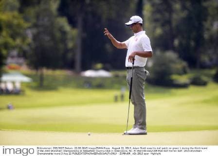 August 22, 2015: Adam Scott eyes his ball patch on green 1 during the third round of the 2015 Wyndham Championship at Sedgefield Country Club in Greensboro, NC. PJ Ward-Brown CSM PGA Golf Herren Golf: 2015 Wyndham Championship round 3 Aug 22 - ZUMAc04_