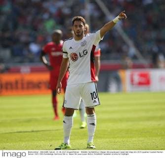 HAKAN CALHANOGLU (Bayer 04 Leverkusen) zeigt den Weg