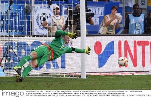 Fussball 1. Bundesliga Saison 2015 2016 2. Spieltag in Sinzheim TSG 1899 Hoffenheim - FC Bayern Muenchen 22.08.2015 Torwart Manuel Neuer (FC Bayern Muenchen) haelt beim Spielstand von 1-1 einen Elfmeter 