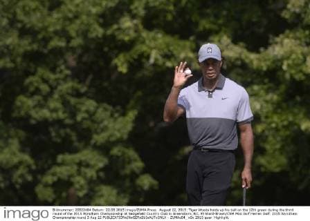August 22, 2015: Tiger Woods holds up his ball on the 12th green during the third round of the 2015 Wyndham Championship at Sedgefield Country Club in Greensboro, NC. PJ Ward-Brown CSM PGA Golf Herren Golf: 2015 Wyndham Championship round 3 Aug 22 - ZUMAc04_