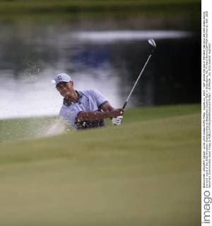 August 22, 2015: Tiger Woods hits out of the sand trap onto the 15th green during the third round of the 2015 Wyndham Championship at Sedgefield Country Club in Greensboro, NC. PJ Ward-Brown CSM PGA Golf Herren Golf: 2015 Wyndham Championship round 3 Aug 22 - ZUMAc04_